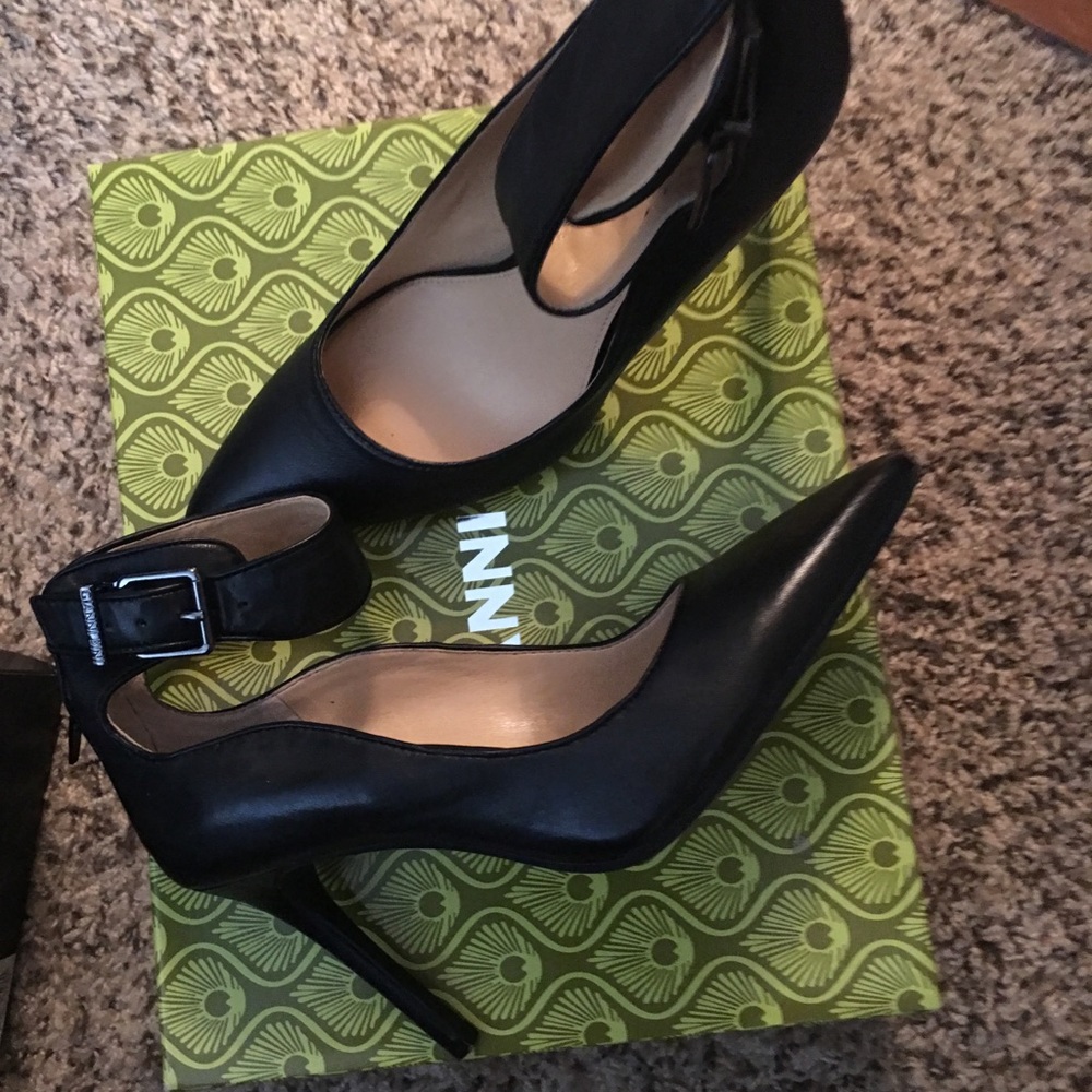 Gianni Bini Strapped Pumps NIB SZ 7